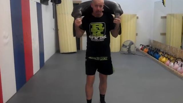 50 lb. Bulgarian Bag kickin' my ass!! смотреть онлайн