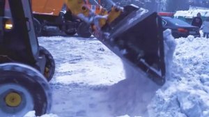 Мини погрузчик ANT1000 убирает снег