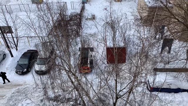 Уборка от снежного покрова во дворах торгмаша, Бровары 17.02.2021. смотреть онлайн