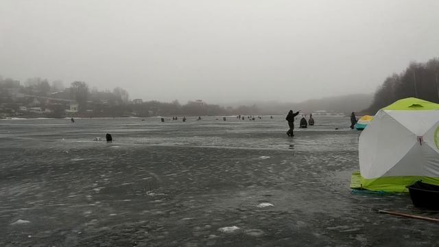 Ночная рыбалка на Дубровском водохранилище. Зимняя рыбалка с ночёвкой в палатке. смотреть онлайн