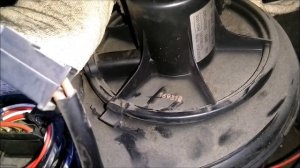 снимаем вентилятор печки т4