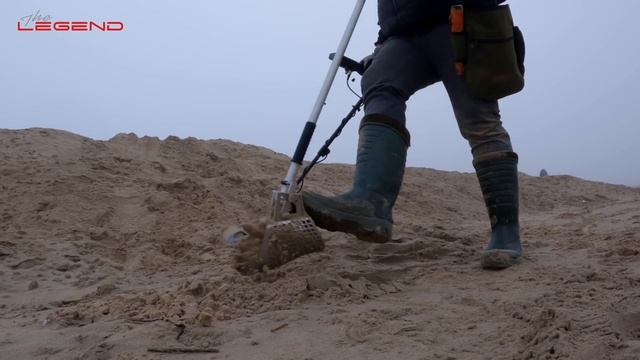THE LEGEND NOKTA MAKRO hits a GOLD DIAMOND RING FIRST RUN @THE BEACH! #metaldetector #metaaldetecto смотреть онлайн