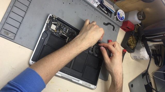 MacBook Air 11 Замена термопасты, разборка A1370/A1465 смотреть онлайн