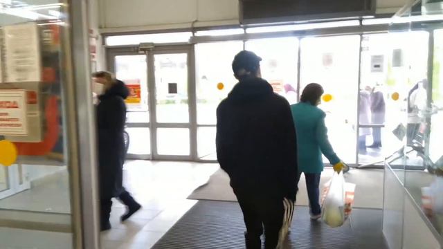 Посетитель магазина хотел скрыться от проверяющих маски, но ему это не удалось смотреть онлайн