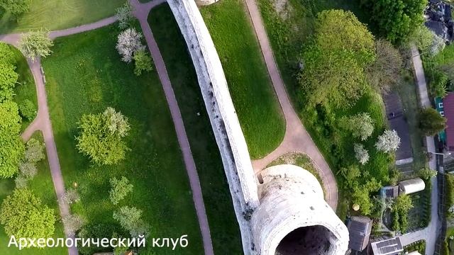 Изборск с высоты птичьего полета. Крепость. Псковская область. Аэросъемка. смотреть онлайн