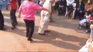 Дед танцует бросая палки. Моя озвучка. (Полная версия)