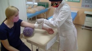 Остановка венозного кровотечения путем наложения давящей повязки