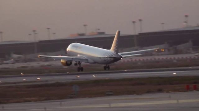 Aterrizaje Vueling Aeroport del Prat смотреть онлайн