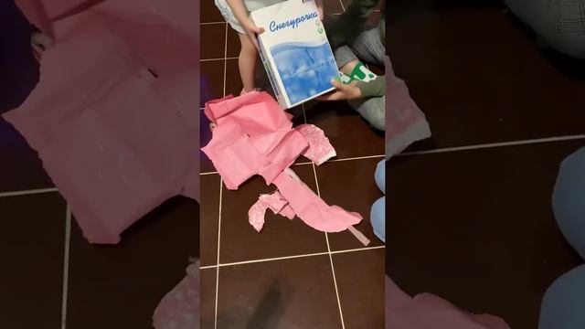 открываем подарок собакам - тушенка смотреть онлайн