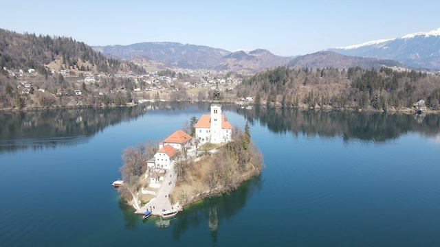 Озеро Блед, Словения. Сьемка с дрона. 21.03.2022. Bled lake, video from drone. смотреть онлайн