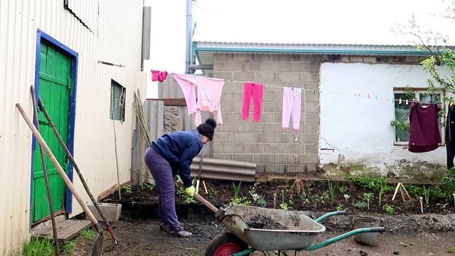 #ВЛОГ КУПИЛА ШЛАКОБЛОКИ. Делаем бордюр и не только. Отпуск в деревне смотреть онлайн