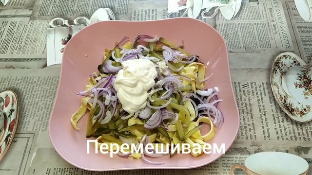 Салат из говяжьей печени (из омлета и огурца) и салат из апельсина, овощей и соуса терияки смотреть онлайн