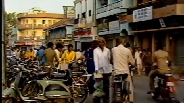 Street scenes of Rajkot, Gujarat, India, with Mahatma Gandhi High School and Gandhi statue, Dec 198 смотреть онлайн
