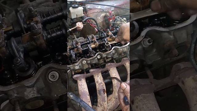 Valve Seal Replacement Without Removing CylinderHead | Mitsubishi 4G32 смотреть онлайн
