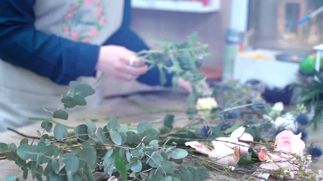Красивый ролик про цветы, история создания букета смотреть онлайн