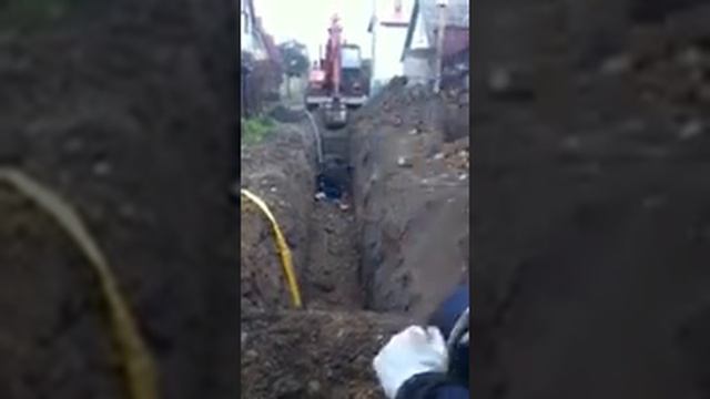 За 30сек выкапывает траншею глубиной 1,6м смотреть онлайн