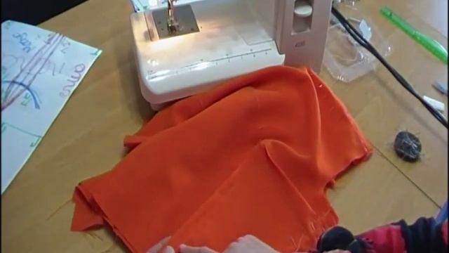 Правильно строчим вытачки и осноравливаем пройму и горловину смотреть онлайн