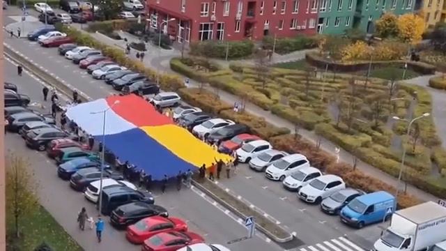 В Киеве по улицам пронесли огромный совместный флаг Украины и Польши смотреть онлайн