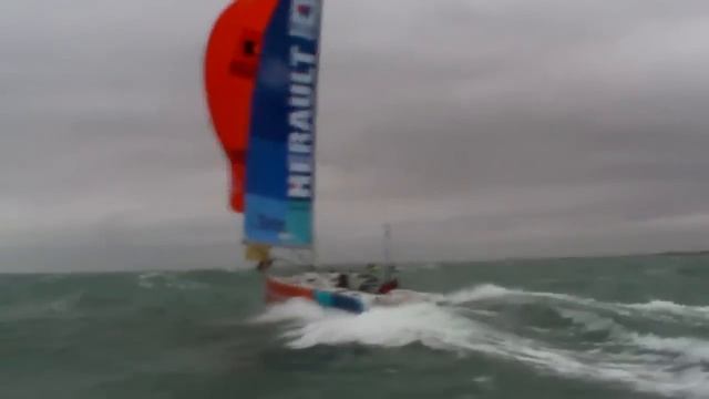 Incredible - A boat capsizes while sailing under spinnaker in heavy weather смотреть онлайн