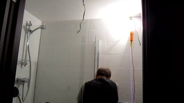 Установка душевого ограждения, когда мало места. смотреть онлайн