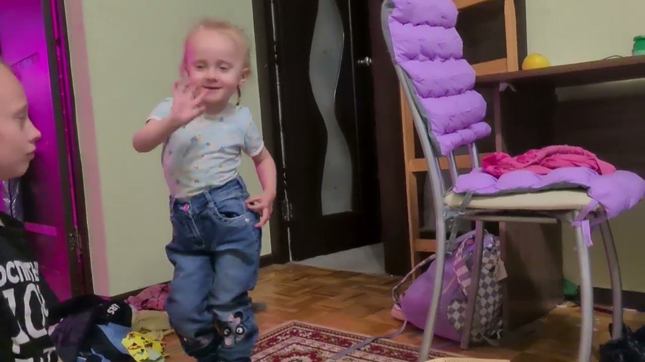 Помогает сестре разбирать гардероб смотреть онлайн