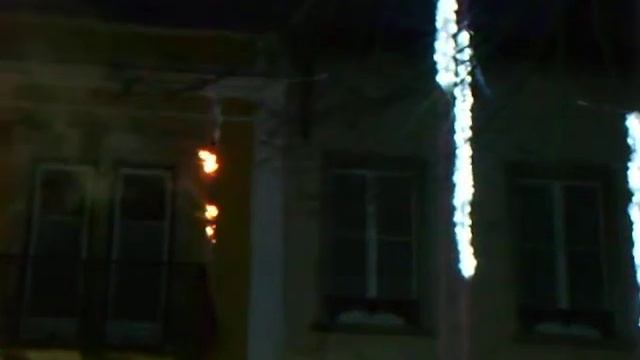 Уличная гирлянда задымилась... смотреть онлайн