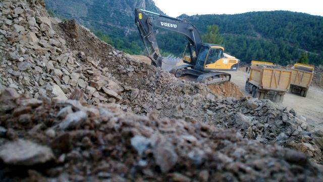 Volvo 290 Excavator Working