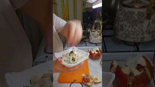 Ролик № 1518. Маринованный лук в гранатовом соке. смотреть онлайн