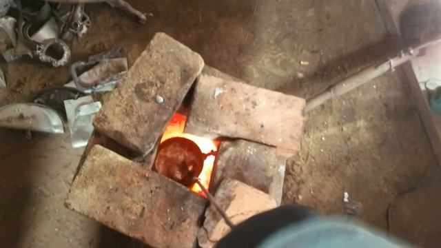 Гена возбудился. Плавлю алюминий. Начал делать новый шкив для вездехода. Газовый горн. смотреть онлайн