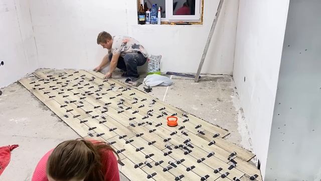 Начали укладку плитки на полу кухни. Из деревни не выехать смотреть онлайн