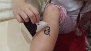 Как правильно клеить временные татуировки
