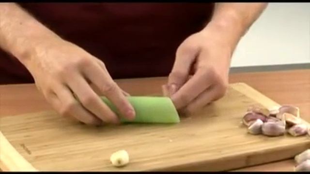 Видео рецепт о том, как правильно почистить чеснок быстро и просто видео о чистке чеснока смотреть онлайн