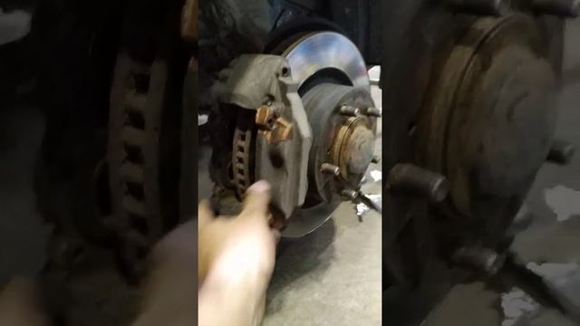 Замена передних тормозных колодок на Лексус Lx450d