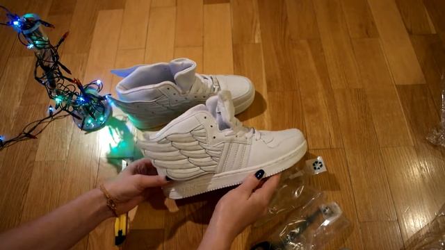 посылки с AliExpress Женские белые кроссовки с крыльями! смотреть онлайн