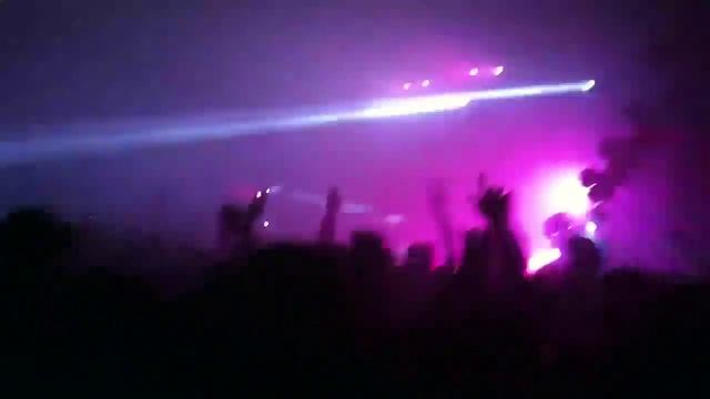 Crystal Castles playing Huoratron's "Cryptocracy" смотреть онлайн