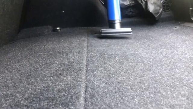 Проводим уборку в автомобиле с помощью аккумуляторного пылесоса Kitfort KT-578 смотреть онлайн