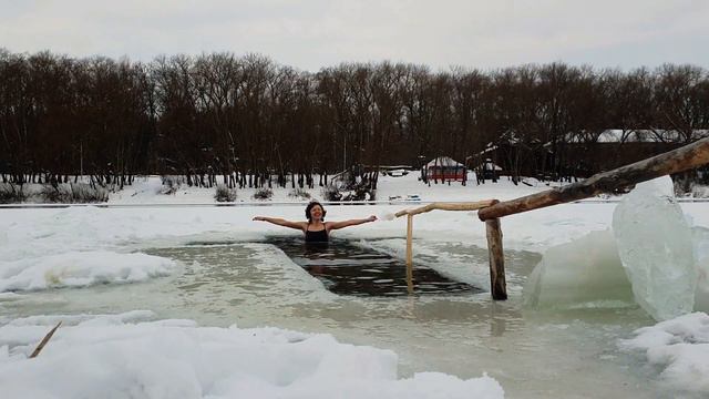 Дают под ноги пенопласт, чтобы окунуться в крест. смотреть онлайн