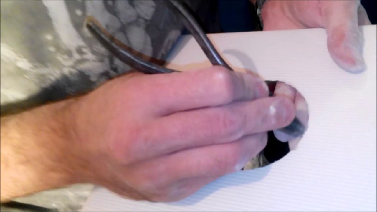 вырезаем отверстия в плитке болгаркой