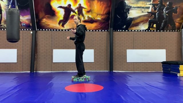 На небольшом возвышении работаем над вестибулярным аппаратом и точностью действий смотреть онлайн