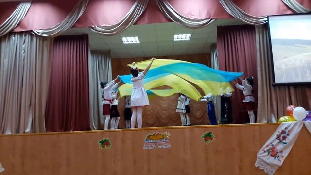 Танок з полотнами "Україна це ти" смотреть онлайн