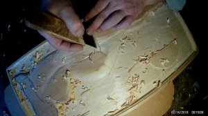 резьба по  дереву   девушка и море.