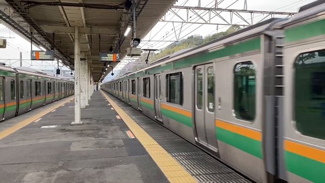 E231系国府津駅発車/Departure of E231 series at Kozu station in Japan смотреть онлайн