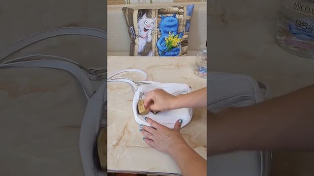 Чистка светлой сумки на раз два! #сумка #чистка #чисткасумки #какотмыть #кожаные #советы #лайфхак