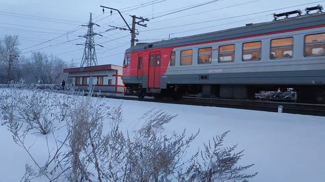 Электропоезд ЭД2Т-0034 отправляется с о.п. Совхоз Бердский смотреть онлайн