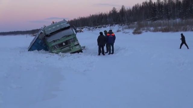 На ледовой переправе в Нюрбе под лед провалился грузовик груженый зернопродуктами смотреть онлайн