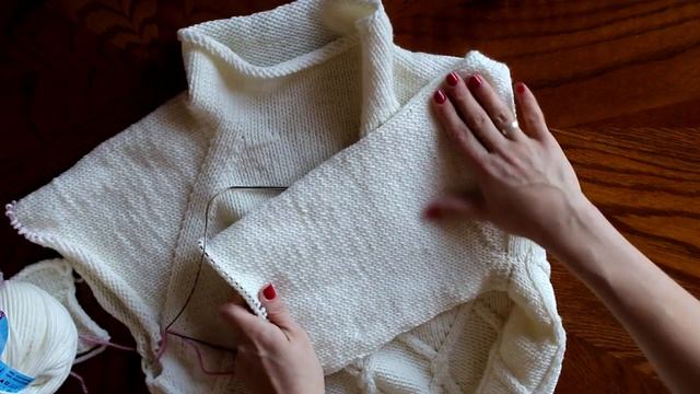 ПРОЦЕСС ВЯЗАНИЯ БЕЛОГО СВИТЕРА С АРАНАМИ смотреть онлайн