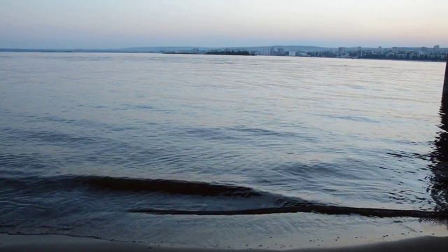 Немного релаксирующей волги, вид с пляжа. смотреть онлайн
