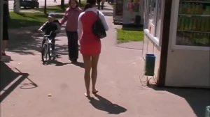 She goes through life barefoot - она идет по жизни босиком(Надя)