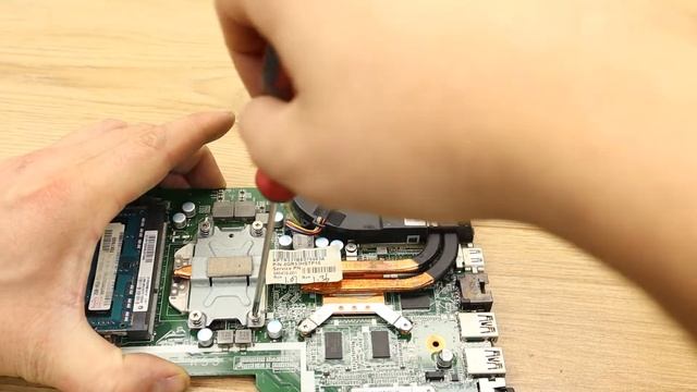 Разборка и чистка HP Pavilion g6 2201er/ Disassembling and cleaning a laptop смотреть онлайн