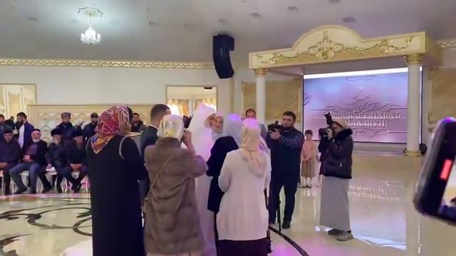 Чеченская свадьба/Очень красивое приветствие невесты/ смотреть онлайн